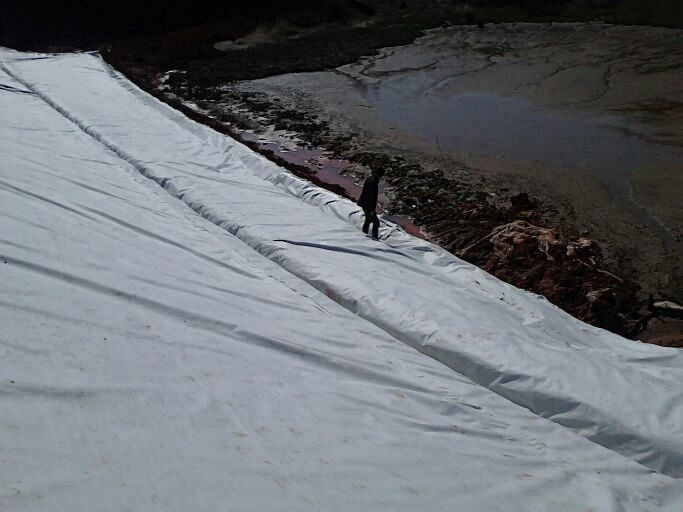 壩坡防浪護(hù)坡土工膜施工過程 土工膜價格貴嗎？