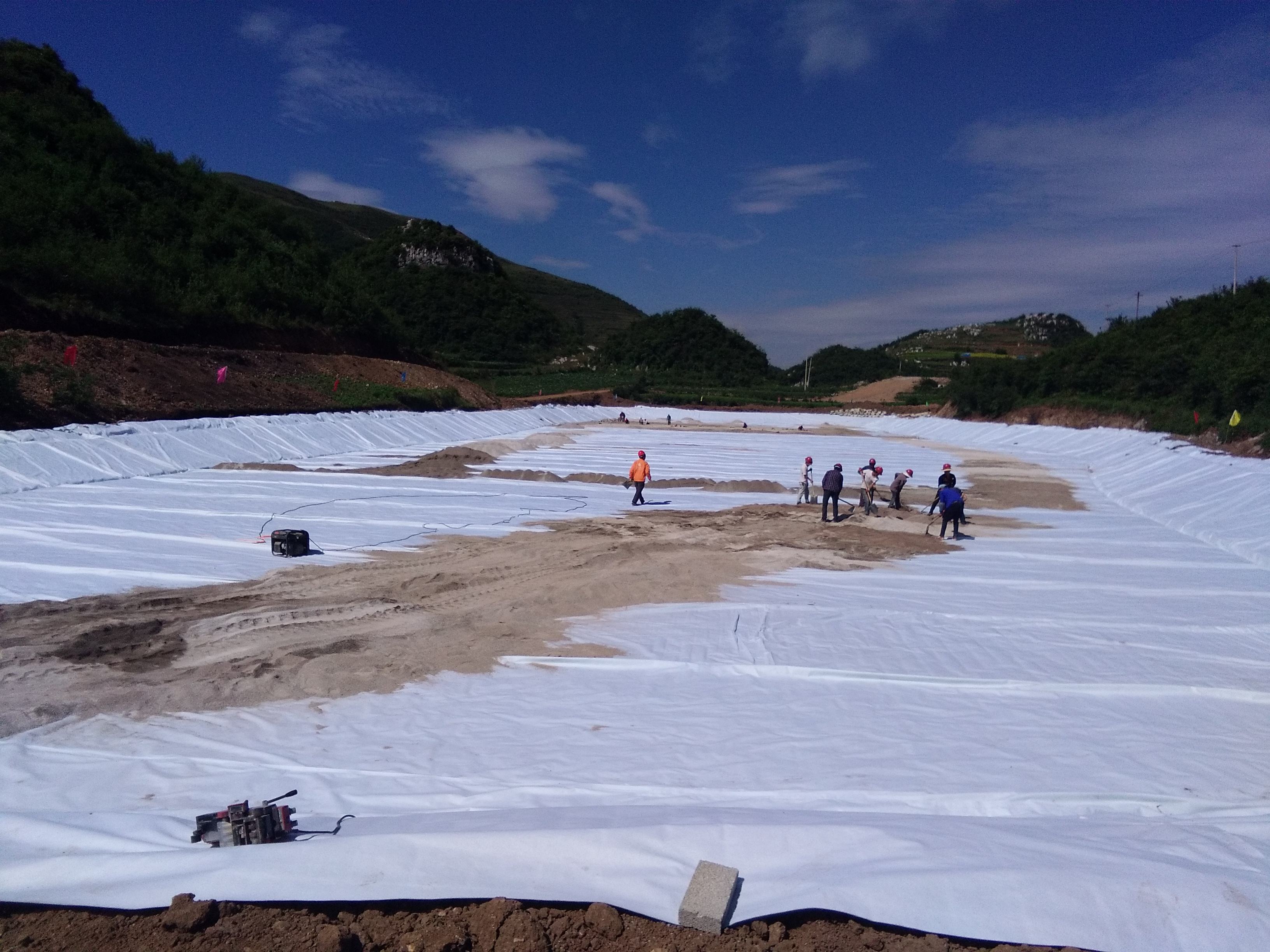 山谷型垃圾填埋場防滲土工膜規格應如何設計？